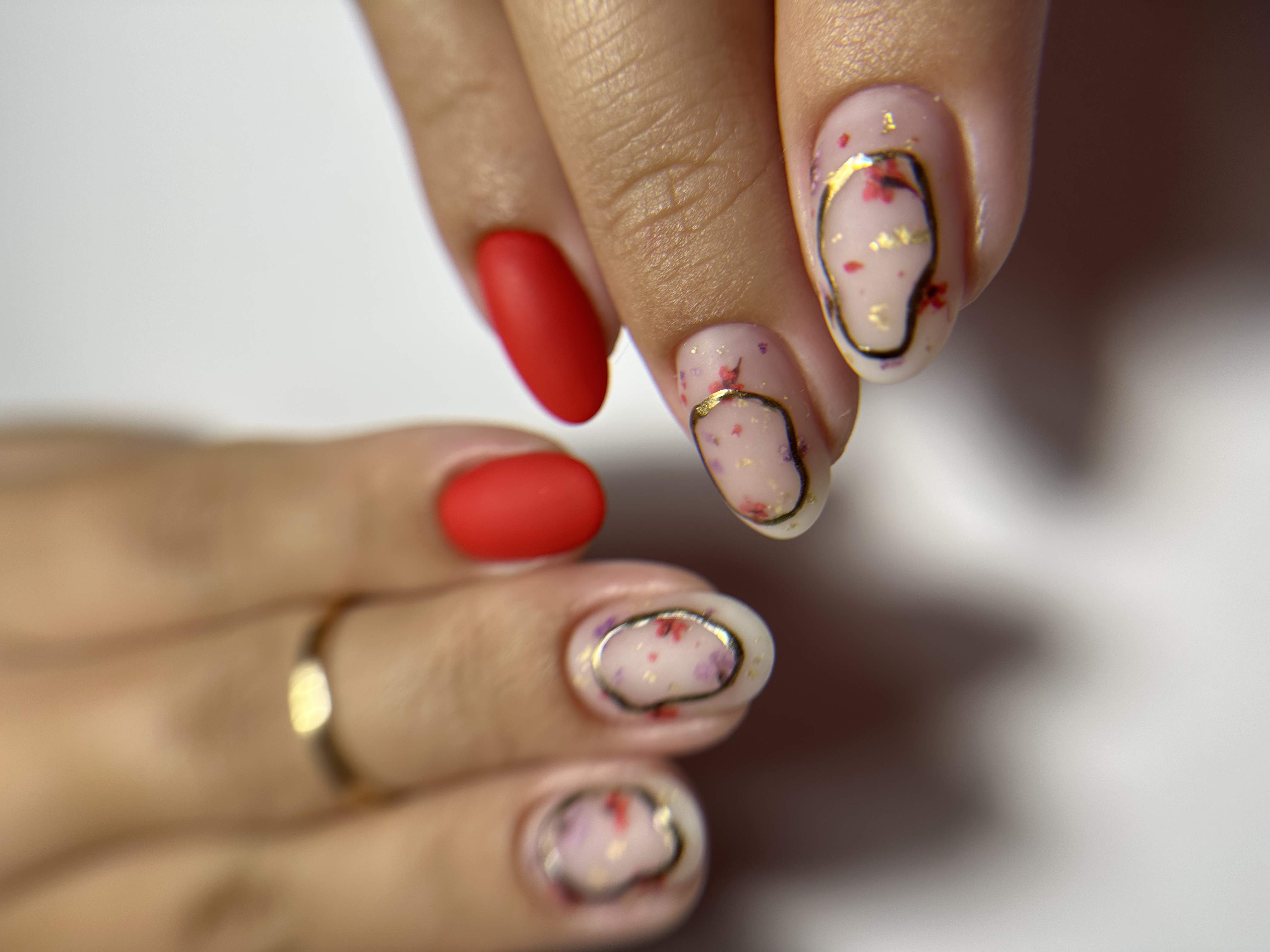 Gainage sur ongles naturels (incrustation de fleurs séchées + couleur)