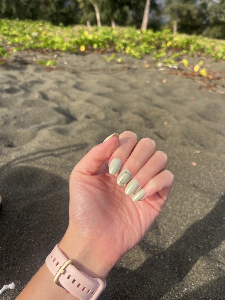 Nail art effet coquillage bleu et rose