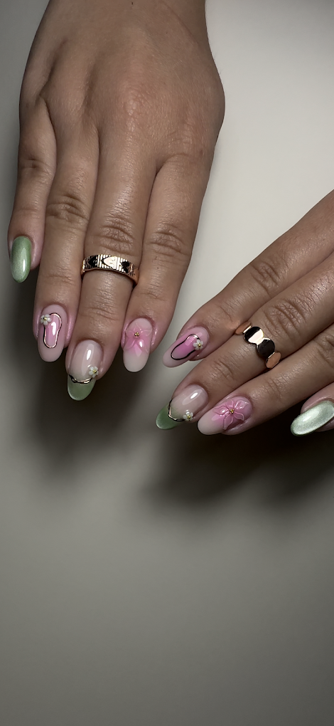 Nail art coloré avec relief 3D