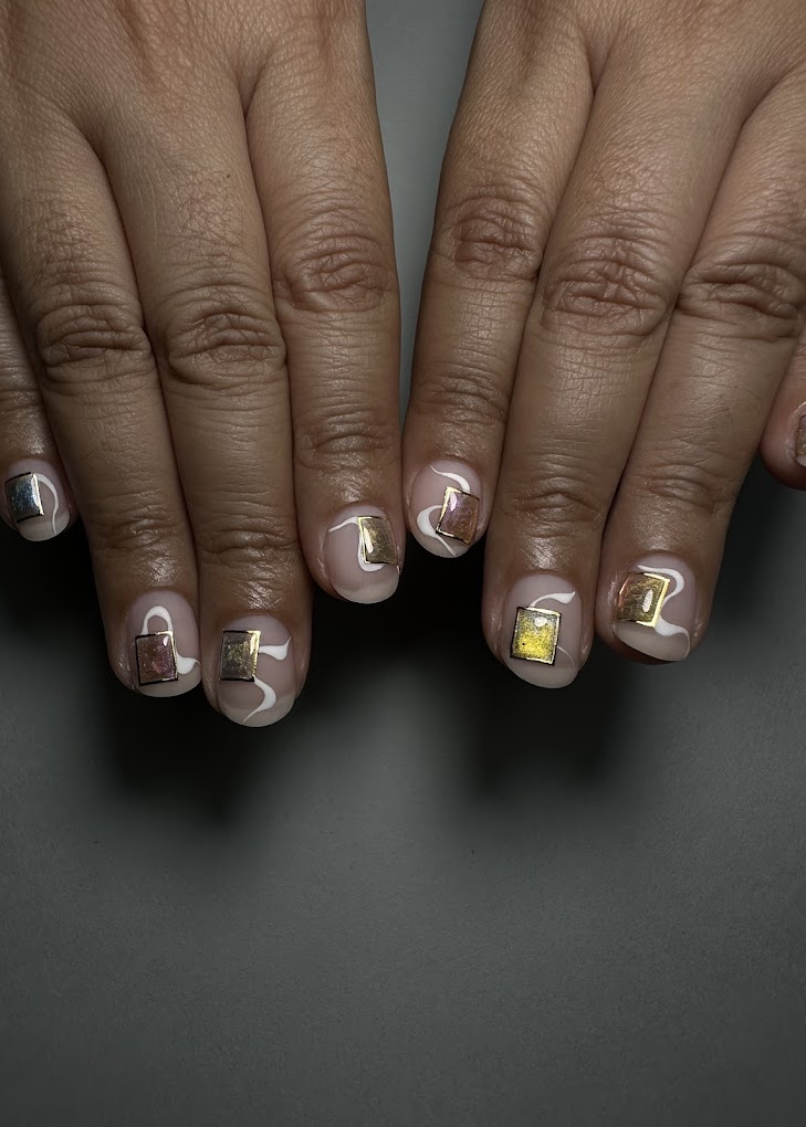 Nail art géométrique avec détails dorés