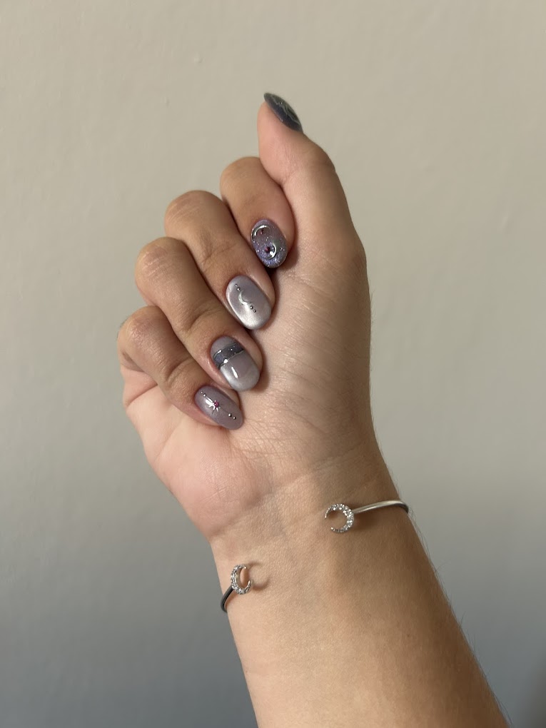 Nail art gris avec motifs lune