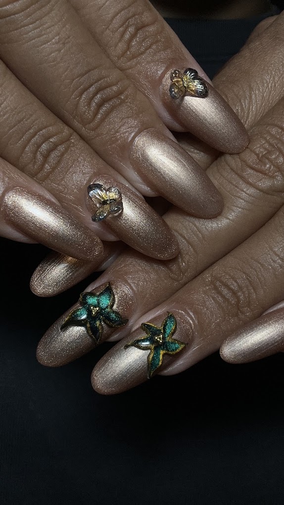 Nail art bijoux multicolores