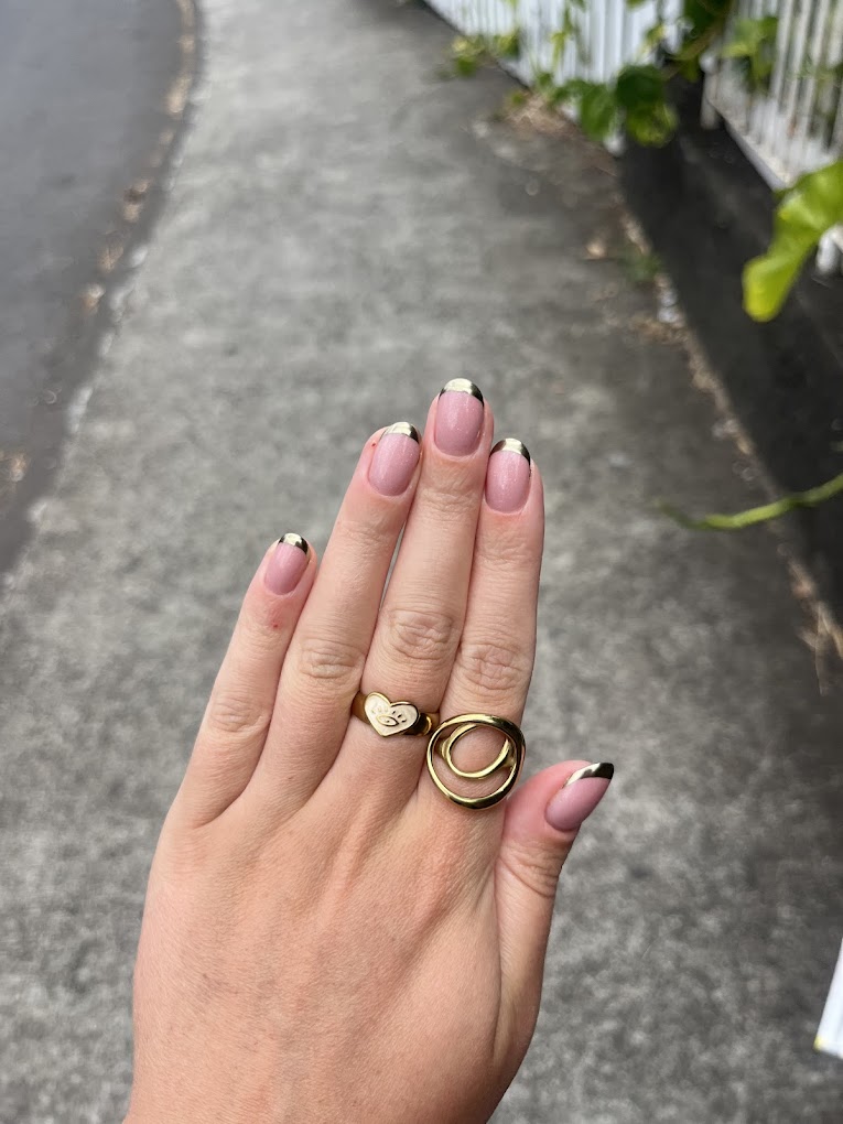 Nail art dégradé violet avec croissants