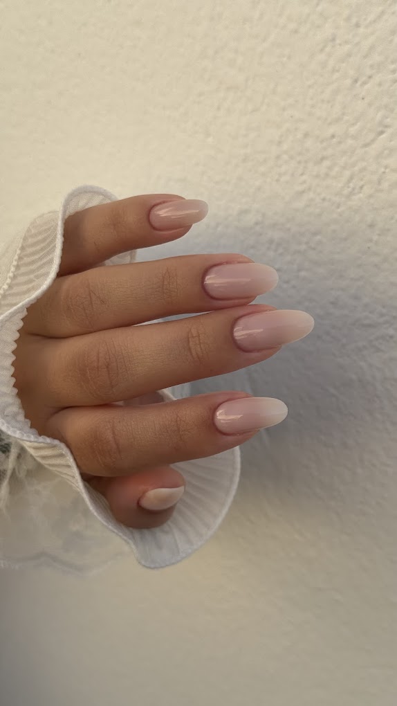 Pose nude en forme amande