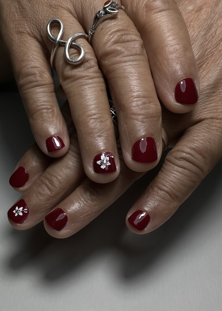 Semi-permanent rouge avec fleur blanche