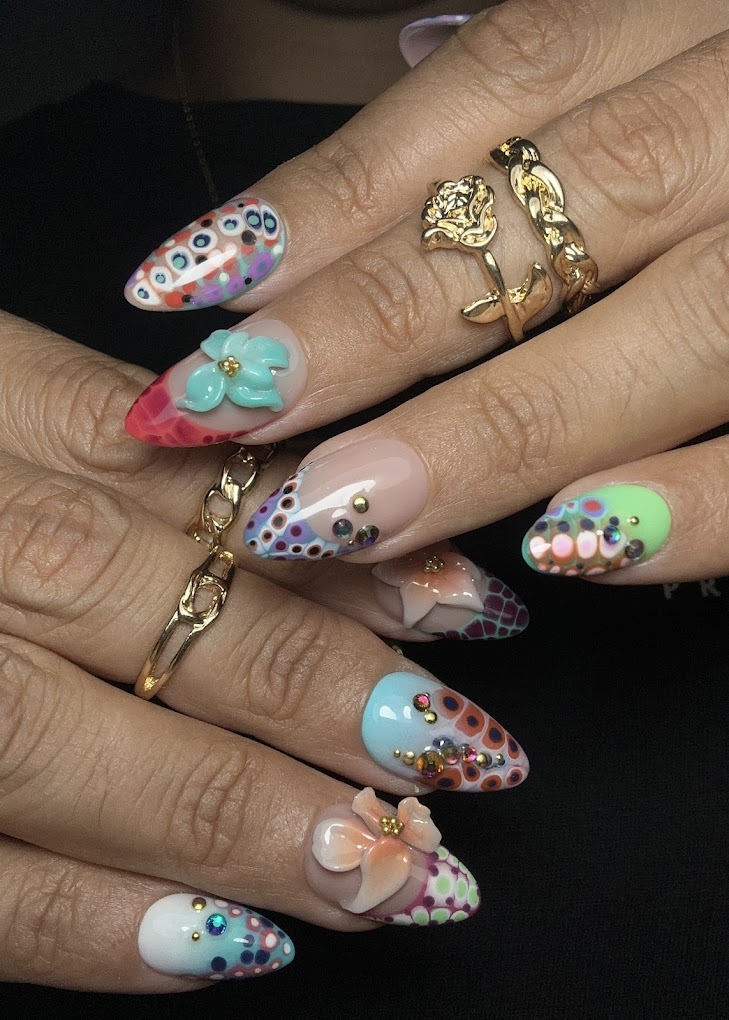 Manucure rouge rayée sur base nude