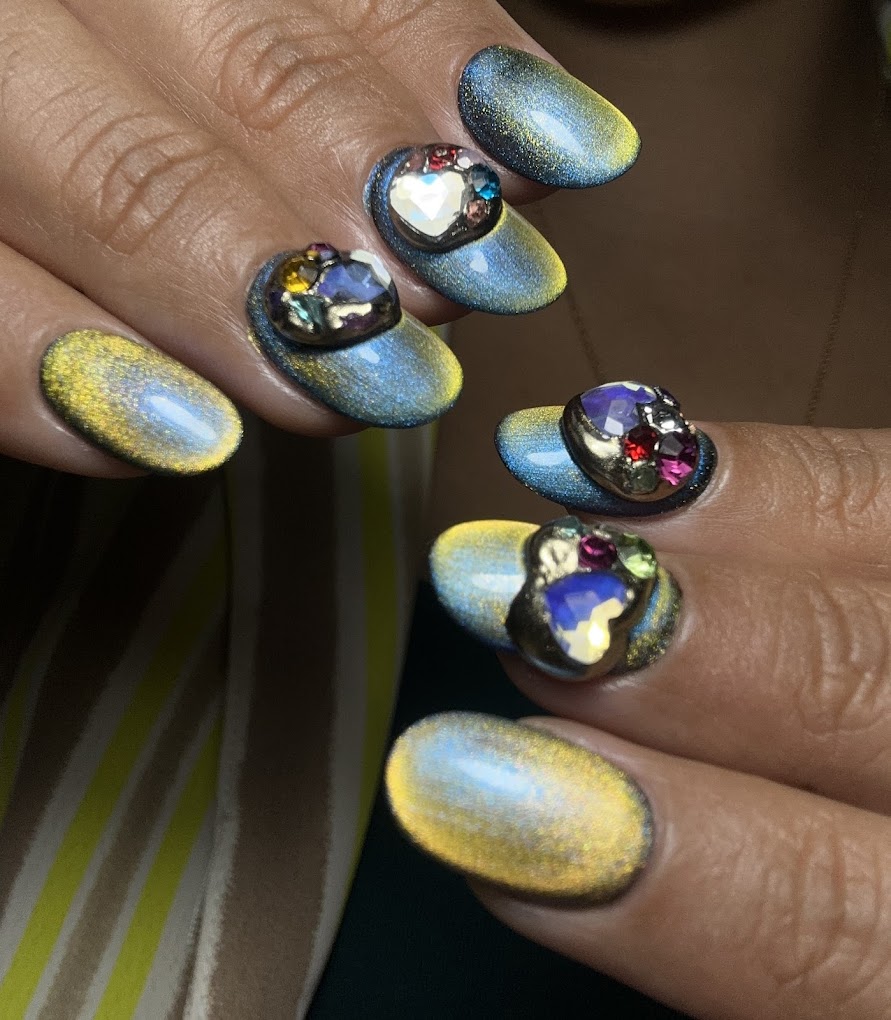 Nail art bordeaux avec fleurs rosées